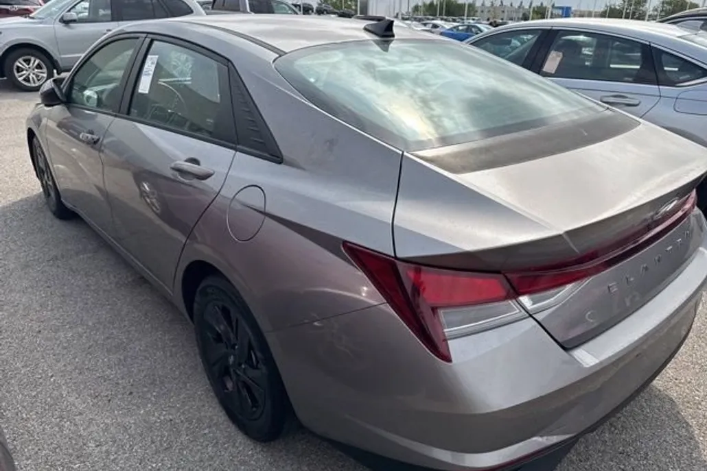 2021 Hyundai Elantra SEL photo 1