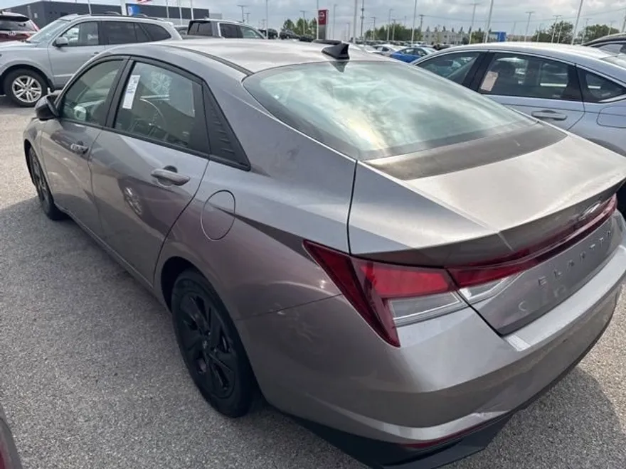 2021 Hyundai Elantra SEL photo 1