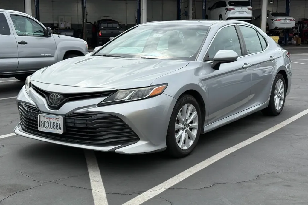 2018 Toyota Camry LE photo 1