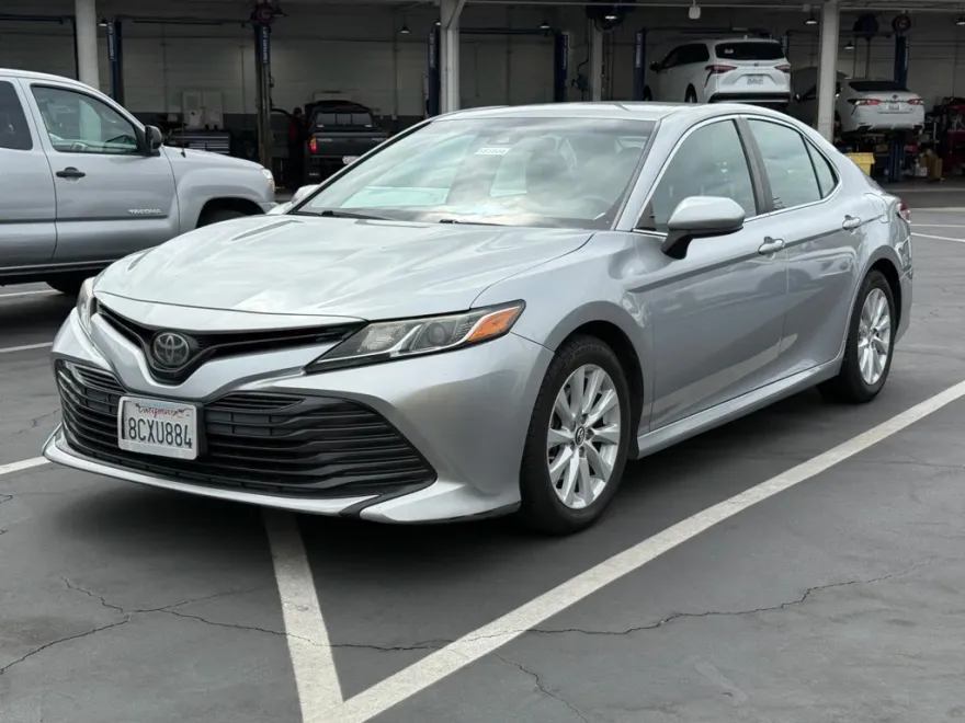 2018 Toyota Camry LE photo 1