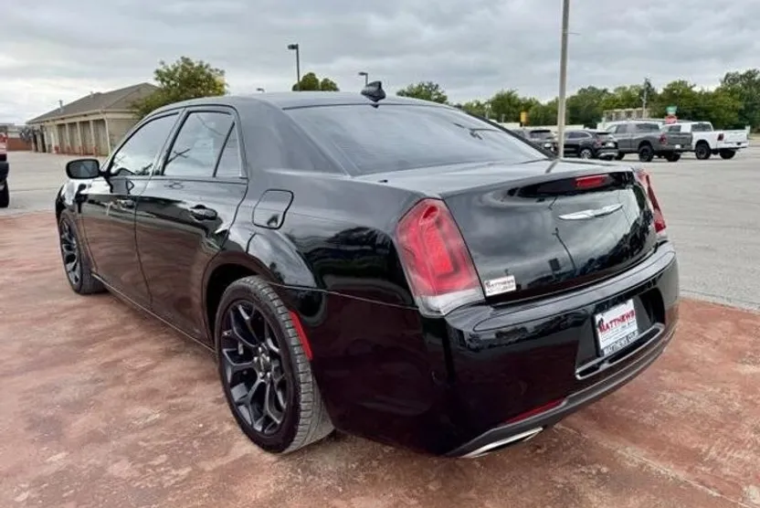 2019 Chrysler 300 Touring Limited photo 1