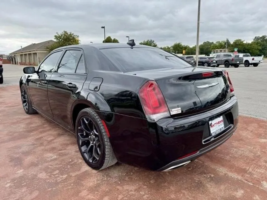 2019 Chrysler 300 Touring Limited photo 1