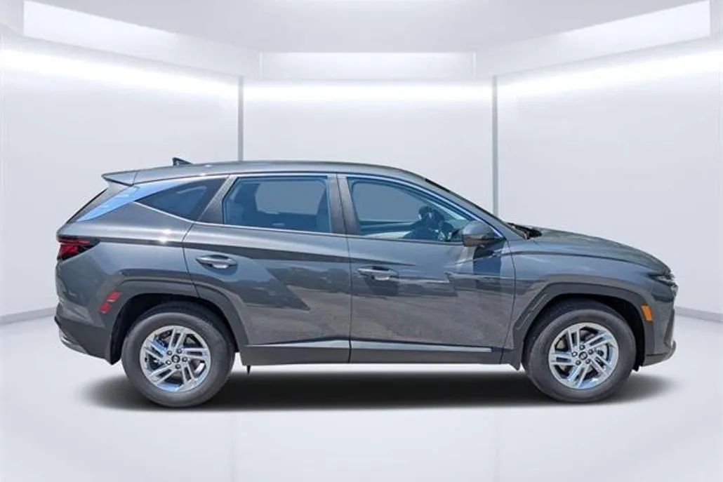 2025 Hyundai Tucson SE photo 1