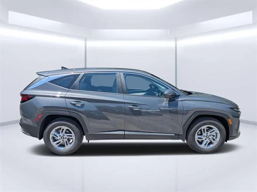 2025 Hyundai Tucson SE photo 1