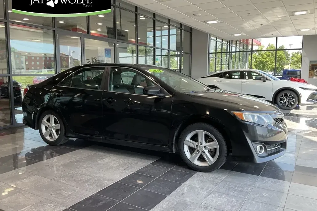 2014 Toyota Camry SE photo 1