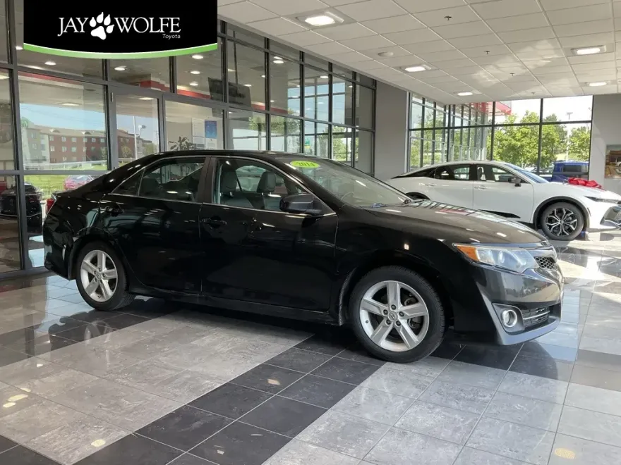 2014 Toyota Camry SE photo 1