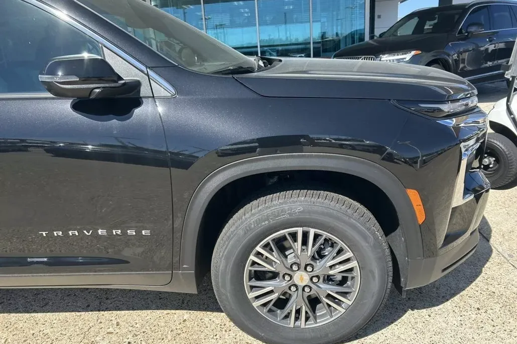 2025 Chevrolet Traverse photo 1