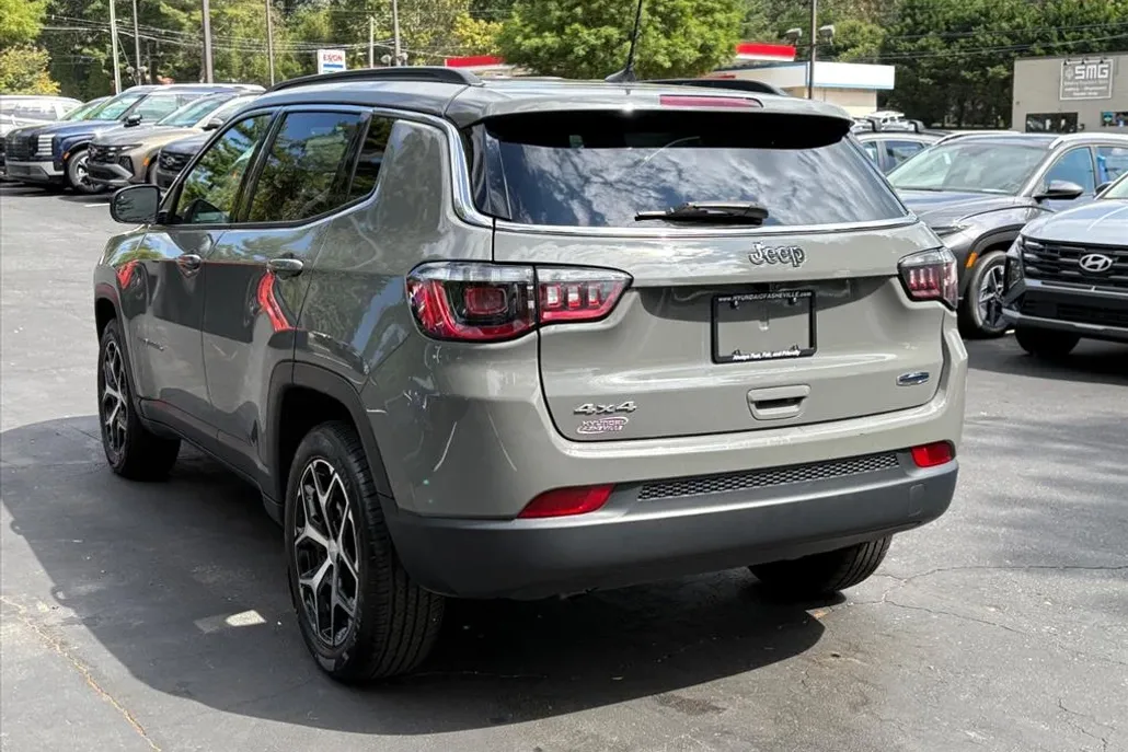 2024 Jeep Compass Latitude photo 1