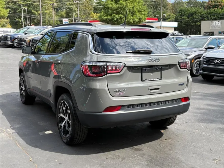 2024 Jeep Compass Latitude photo 1
