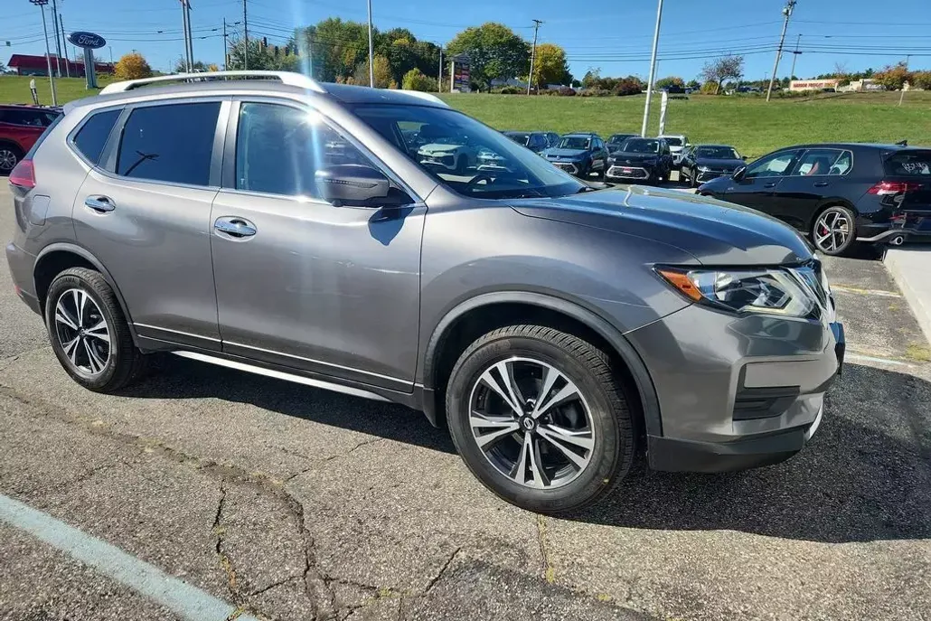 2019 Nissan Rogue SV photo 1