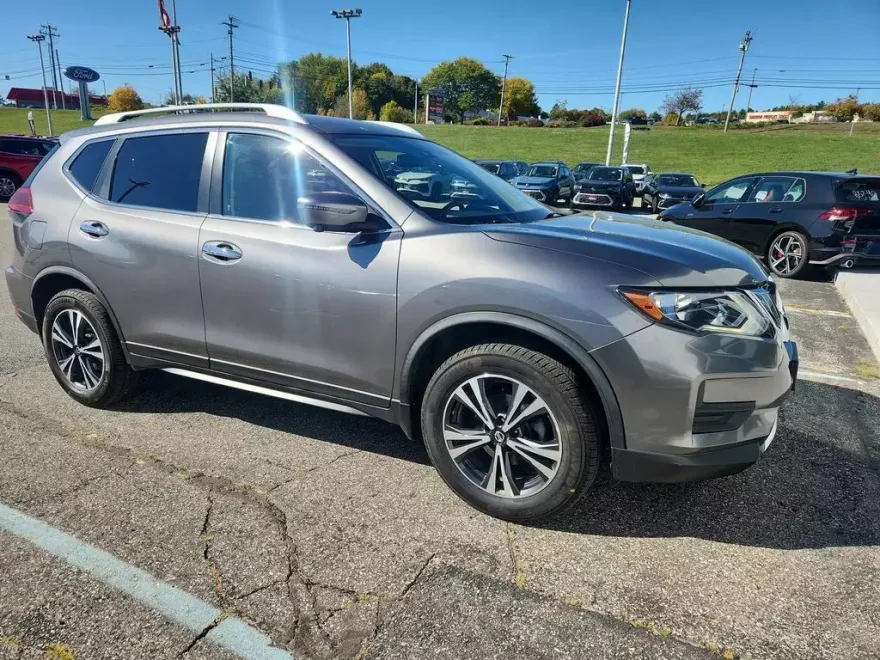 2019 Nissan Rogue SV photo 1