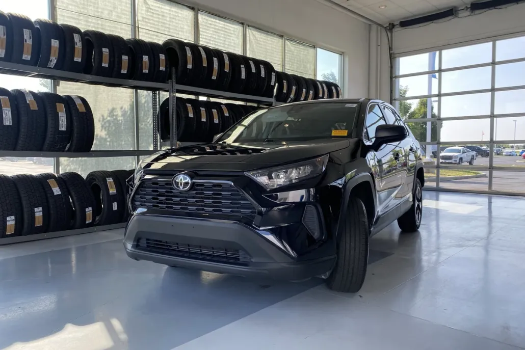 2022 Toyota RAV4 LE photo 1