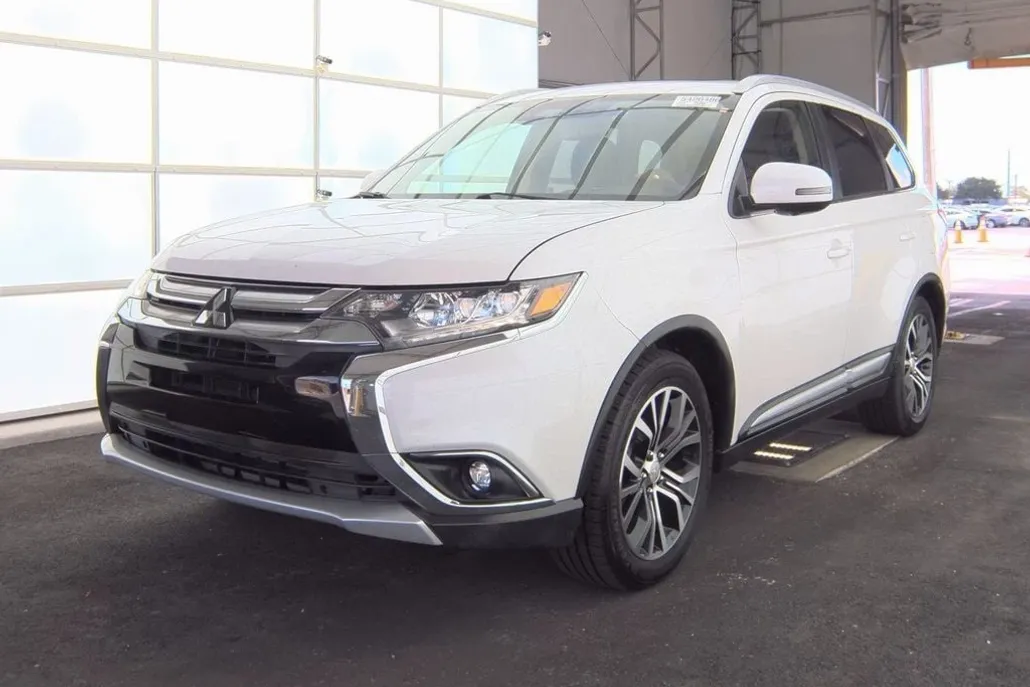 2018 Mitsubishi Outlander SEL Touring photo 1