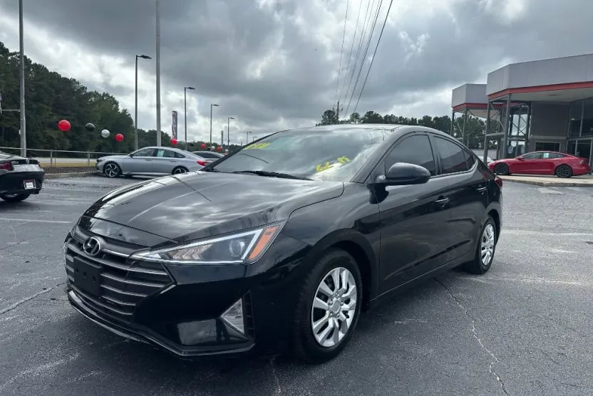 2019 Hyundai Elantra SE photo 1