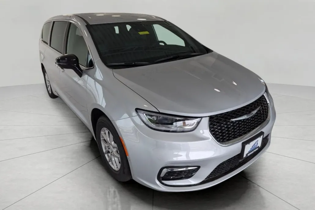 2026 Chrysler Pacifica photo 1