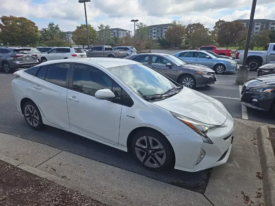 2017 Toyota Prius Three Touring photo 1