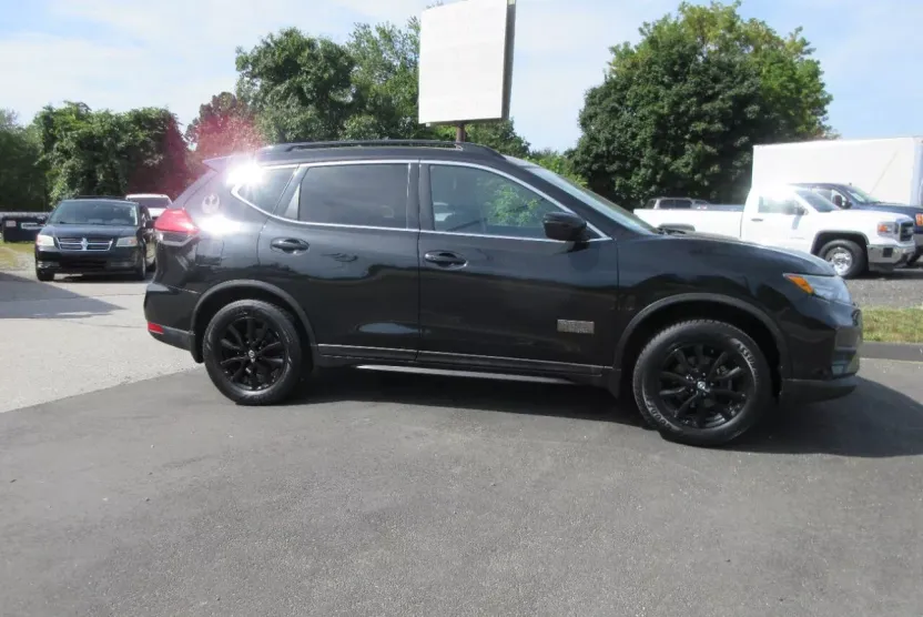 2017 Nissan Rogue SV AWD photo 1