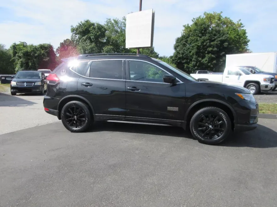 2017 Nissan Rogue SV AWD photo 1