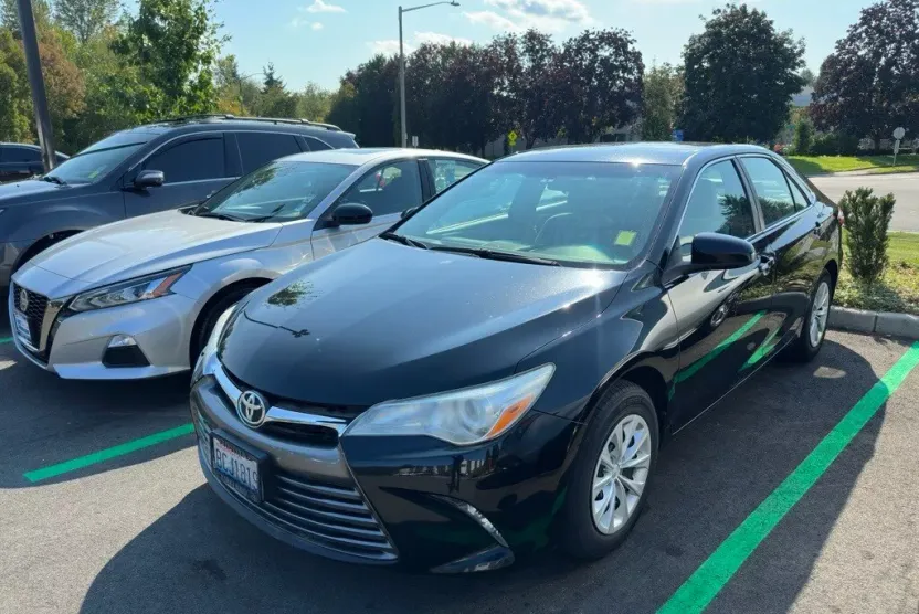 2016 Toyota Camry LE photo 1