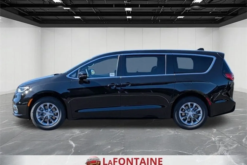 2026 Chrysler Pacifica photo 1