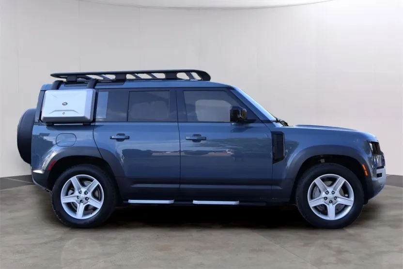 2022 Land Rover Defender 110 SE photo 1