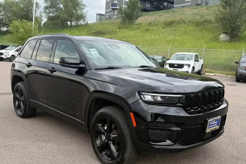 2023 Jeep Grand Cherokee Laredo photo 1