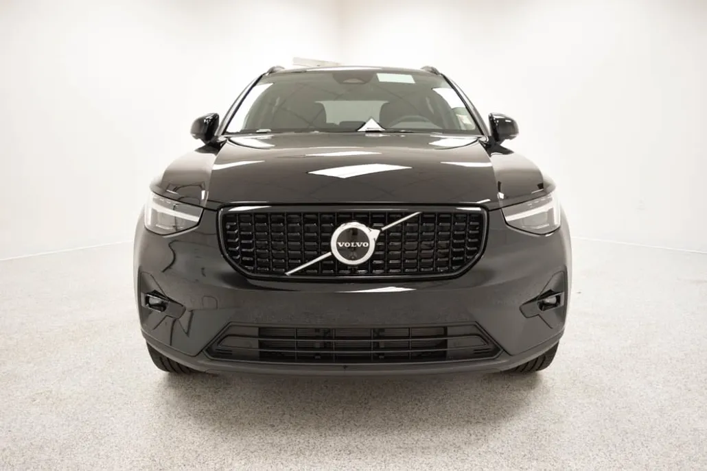 2026 Volvo XC40 Plus photo 1