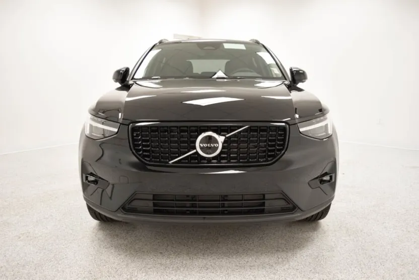 2026 Volvo XC40 Plus photo 1
