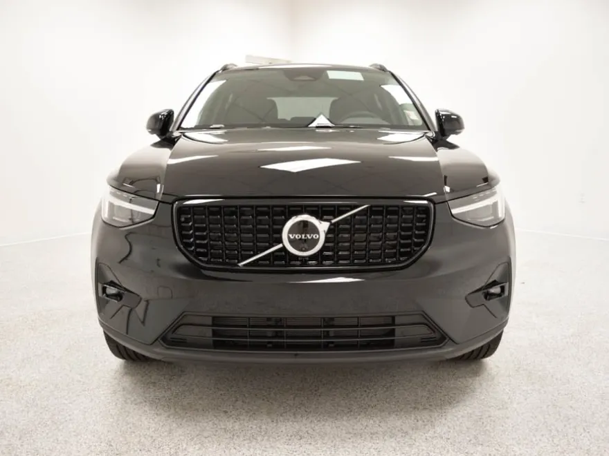 2026 Volvo XC40 Plus photo 1