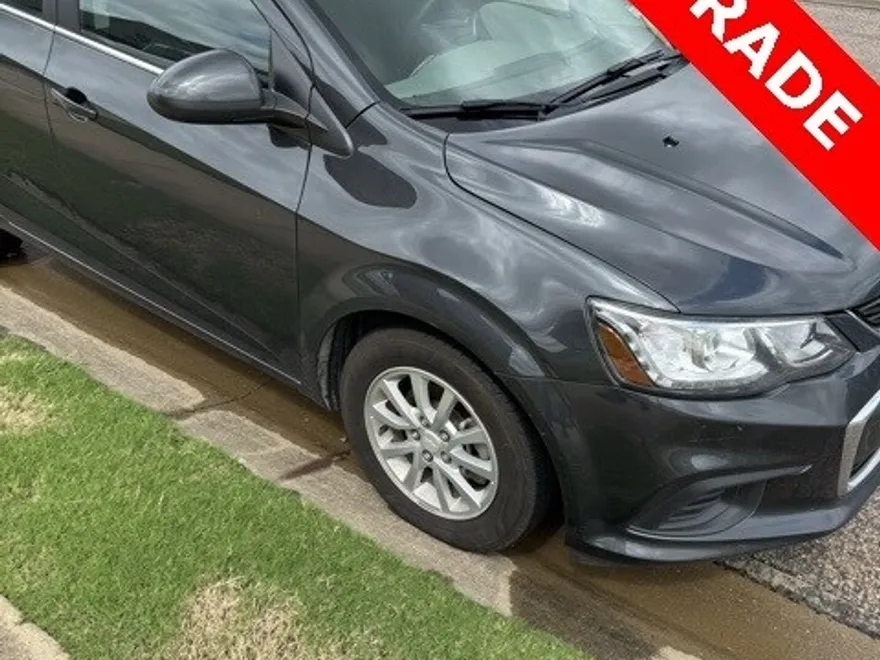 2018 Chevrolet Sonic LT photo 1