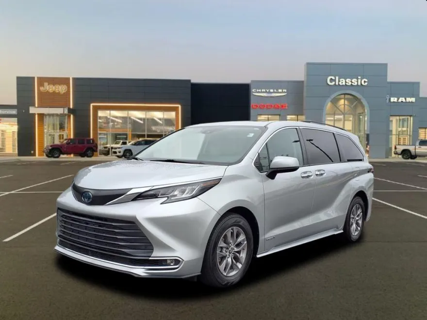 2021 Toyota Sienna XLE photo 1