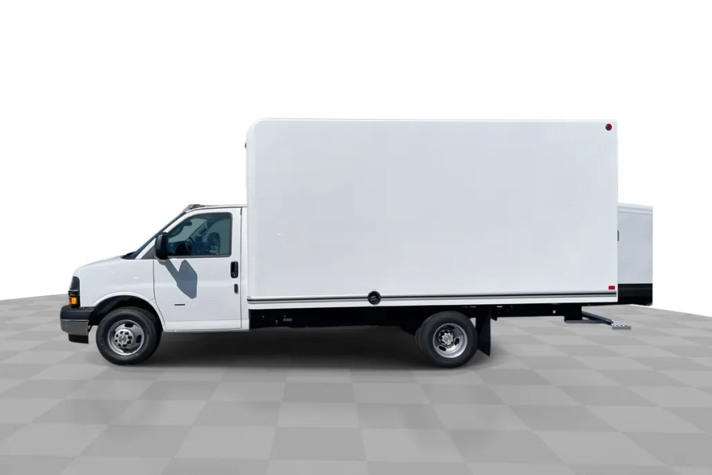 2025 Chevrolet Express Cutaway 3500 photo 1