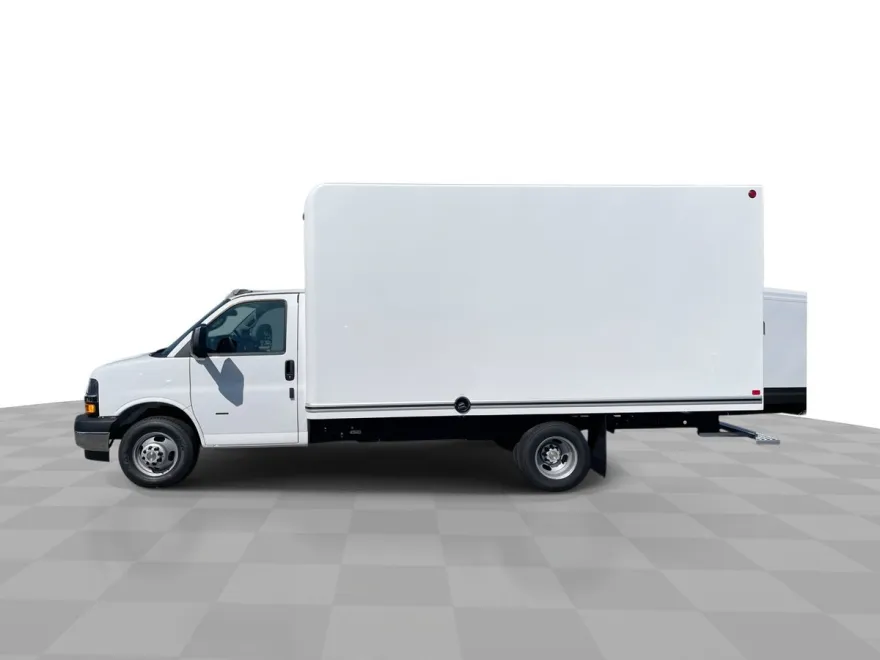 2025 Chevrolet Express Cutaway 3500 photo 1