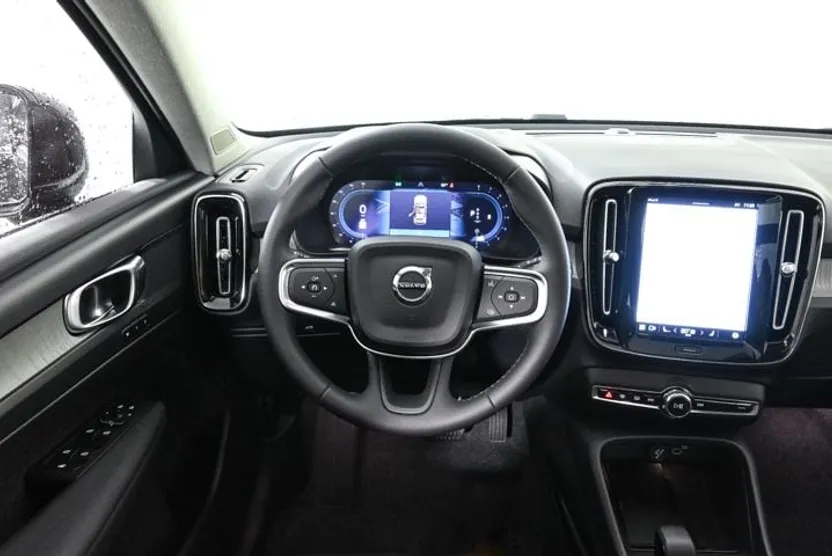 2025 Volvo XC40 Core photo 1