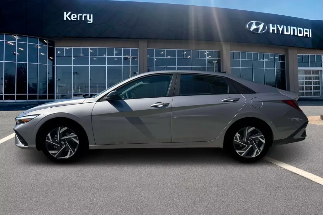 2025 Hyundai Elantra SEL Sport photo 1