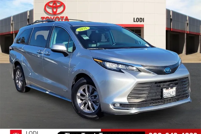 2021 Toyota Sienna XLE photo 1