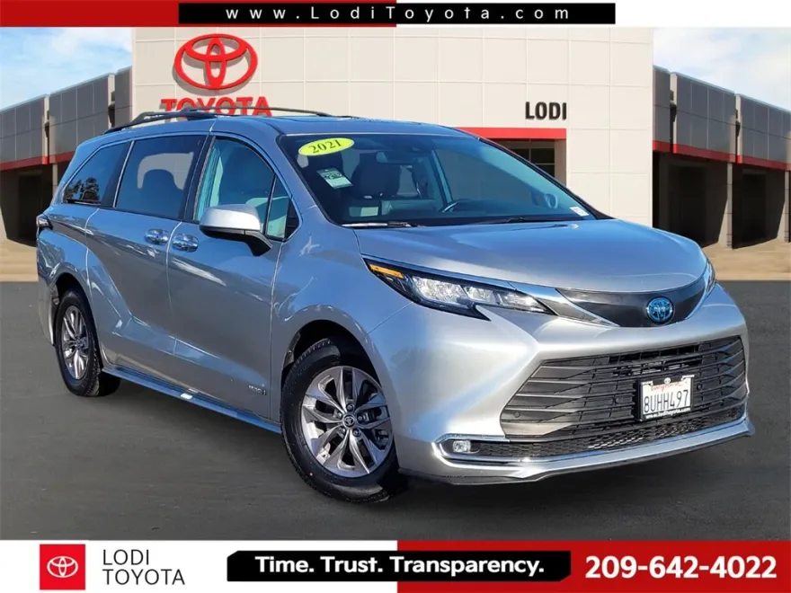 2021 Toyota Sienna XLE photo 1