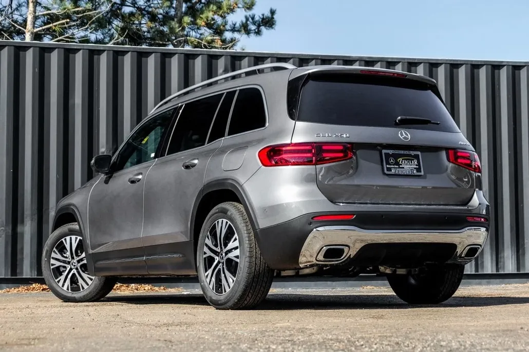 2025 Mercedes Benz GLB 250 4MATIC photo 1