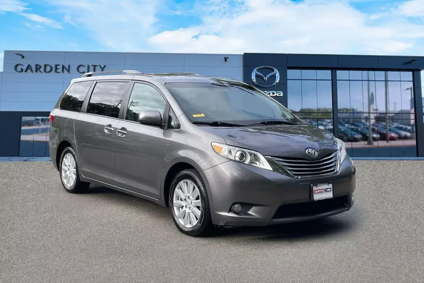 2017 Toyota Sienna Limited XLE Premium photo 1