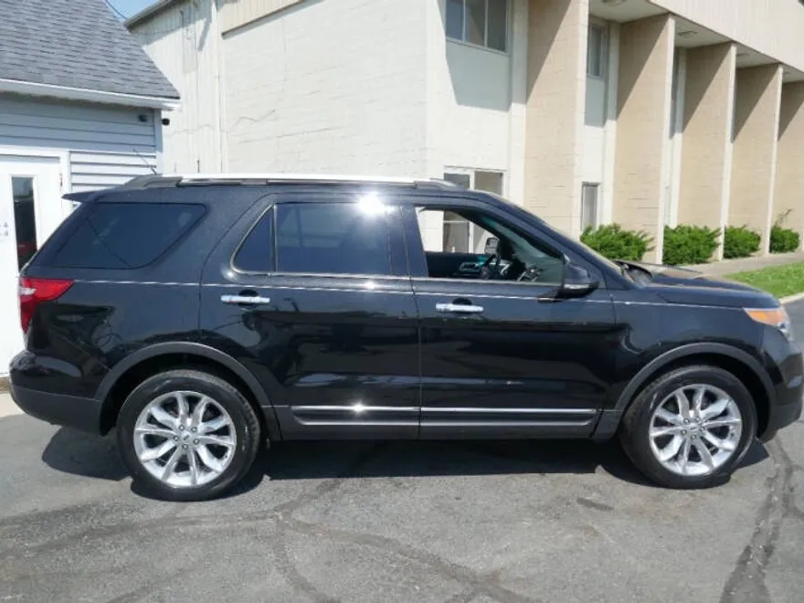 2015 Ford Explorer XLT photo 1