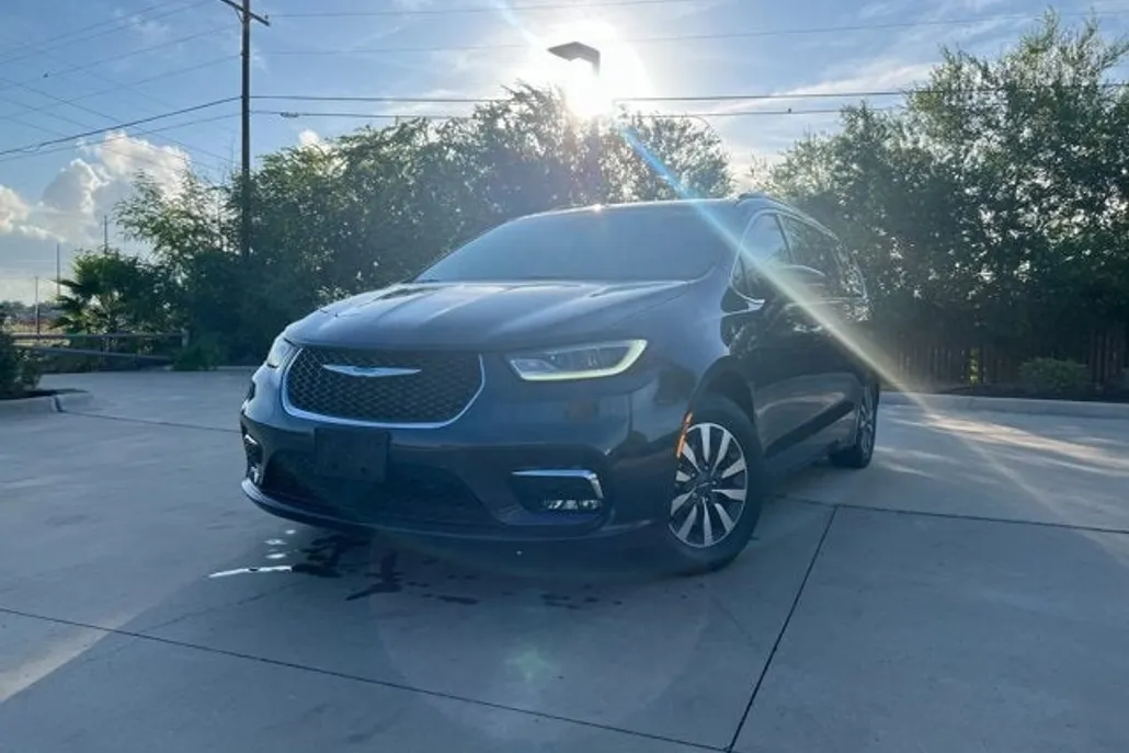 2021 Chrysler Pacifica Hybrid Touring L photo 1