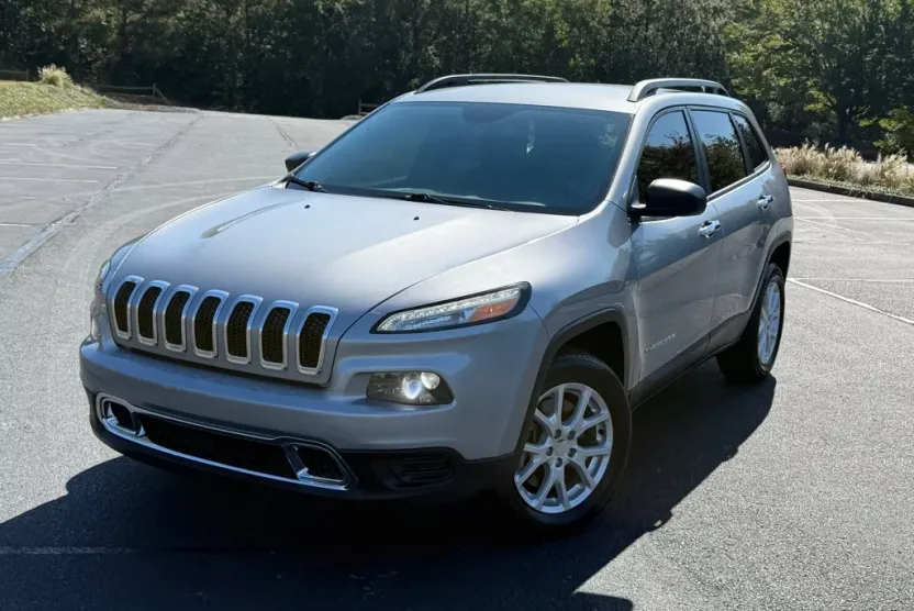 2017 Jeep Cherokee Sport photo 1