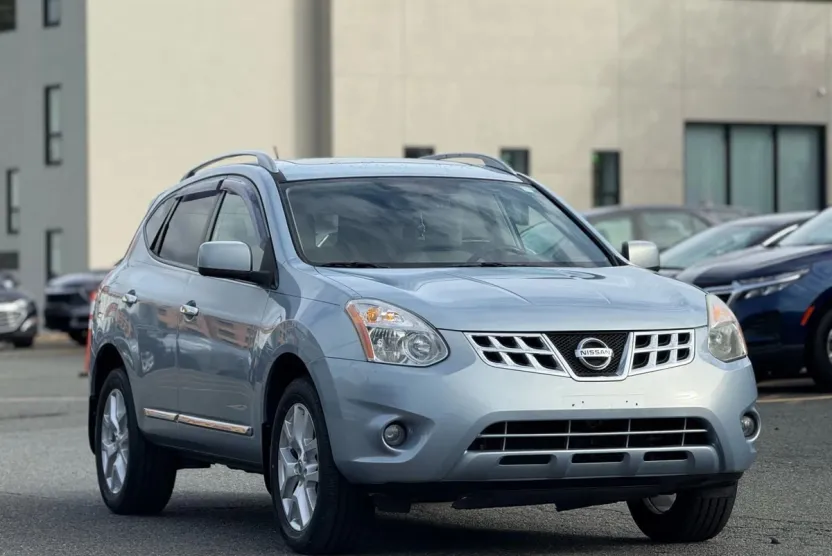 2011 Nissan Rogue SV photo 1