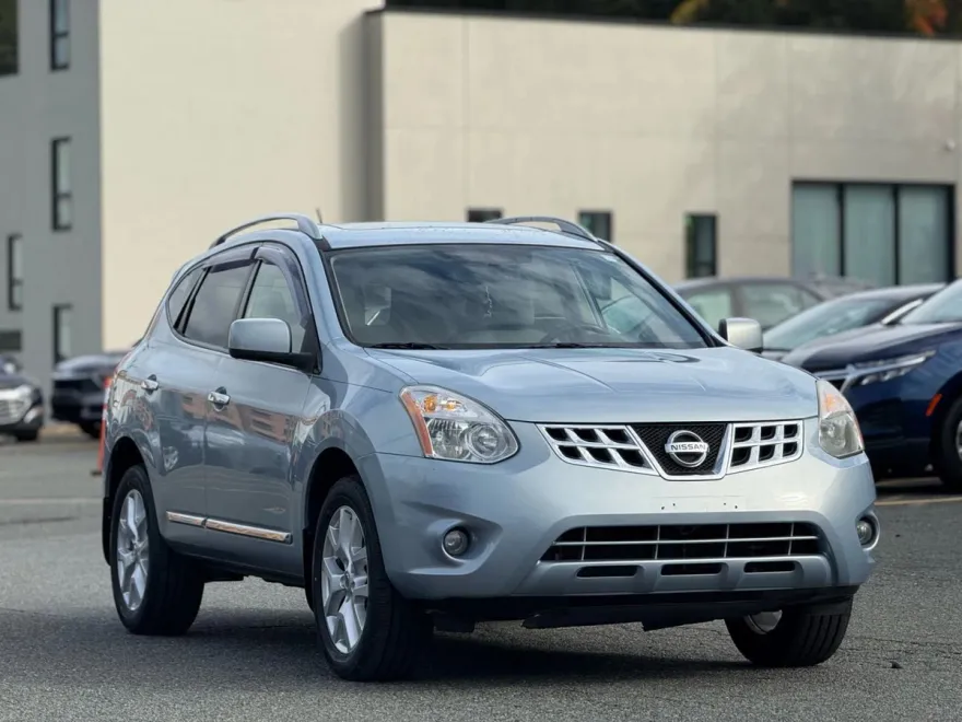 2011 Nissan Rogue SV photo 1