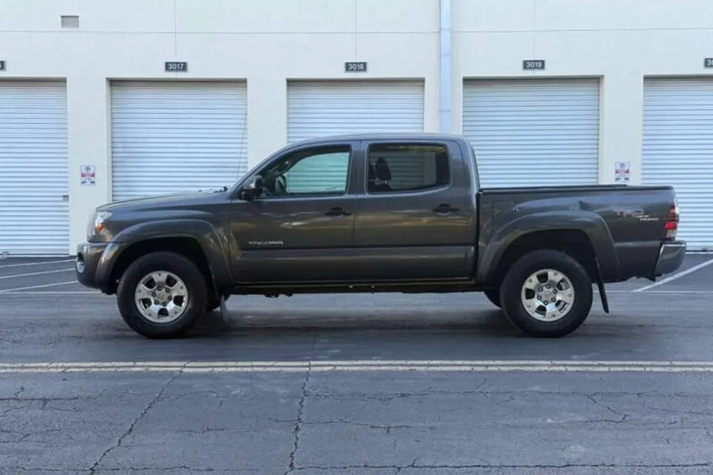 2011 Toyota Tacoma PreRunner V6 photo 1