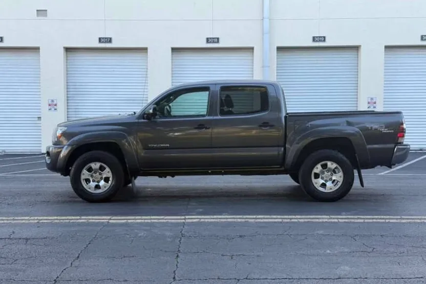 2011 Toyota Tacoma PreRunner V6 photo 1