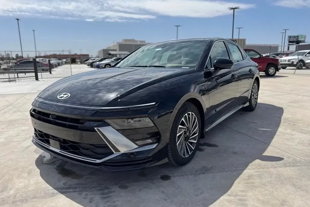 2025 Hyundai Sonata Hybrid Limited photo 1