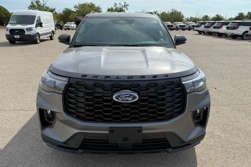 2025 Ford Explorer ST-Line photo 1