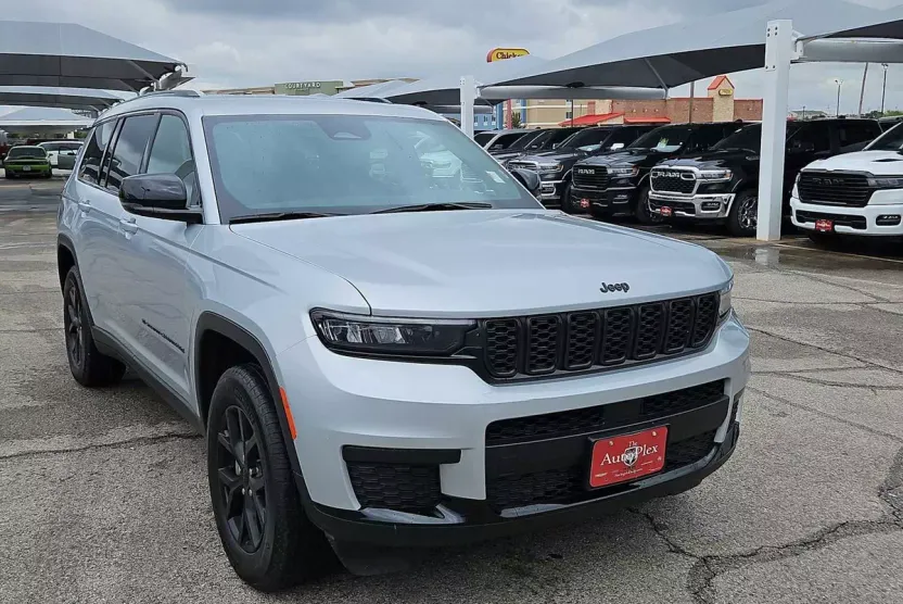 2024 Jeep Grand Cherokee Laredo photo 1