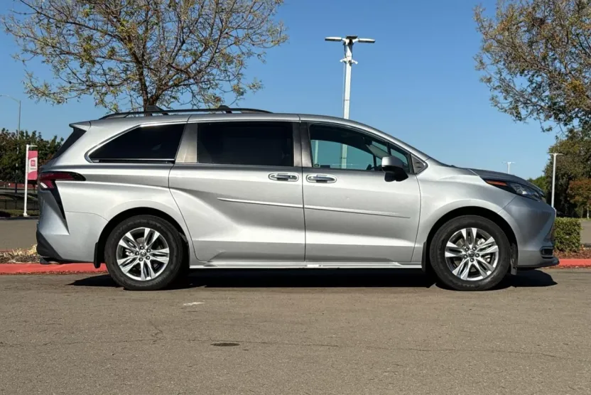 2022 Toyota Sienna XLE photo 1